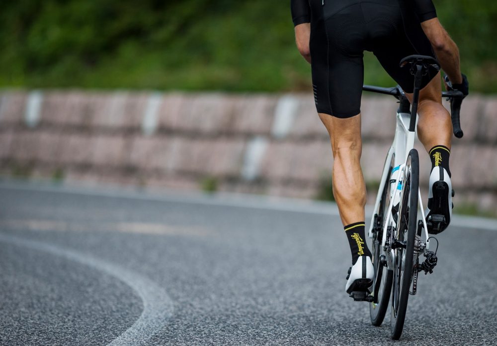 Entrenamiento en bici estática: guía, consejos y rutina - BICIO