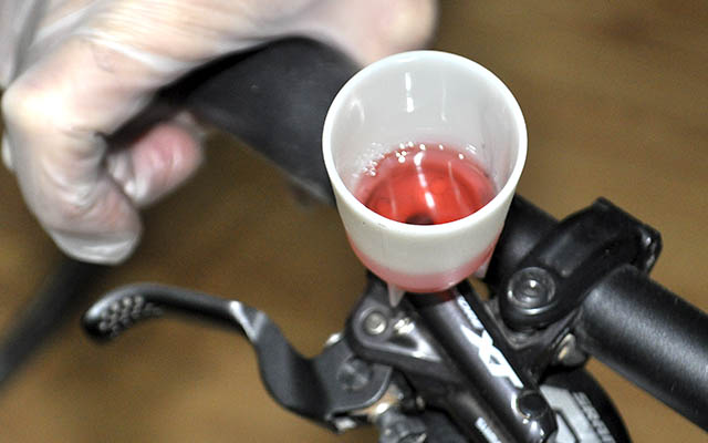 Cómo purgar y cambiar el líquido de unos frenos de bicicleta. Carretera 