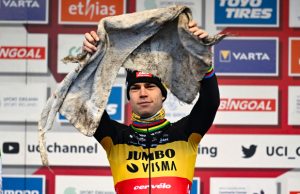 Wout van Aert con la toalla que casi le cuesta la victoria