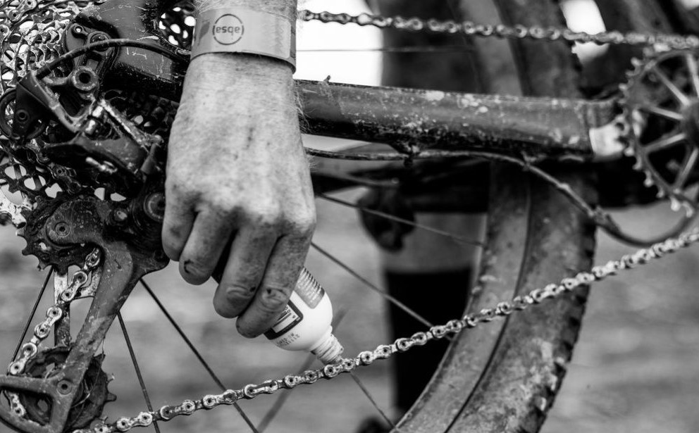 Cera o aceite para engrasar la cadena de la bici, ¿qué es mejor