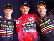 Sepp Kuss, Jonas Vingegaard y Primoz Roglic en el podio de la Vuelta a España 2023 - Foto: Rafa Gomez/SprintCyclingAgency©2023