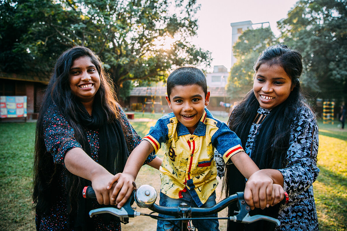 Juntos porque somos hermanos - Aldeas Infantiles SOS, Bangladesh.