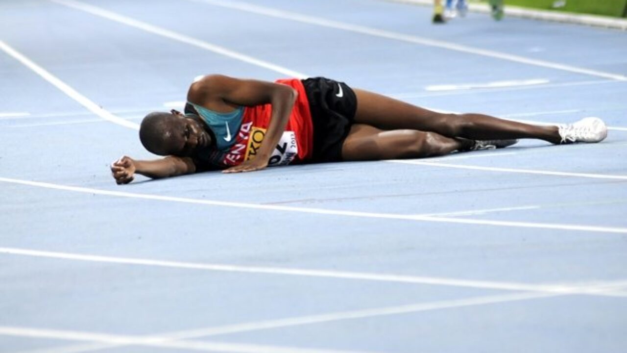 Hombre africano deportivo descansando después de hacer ejercicio